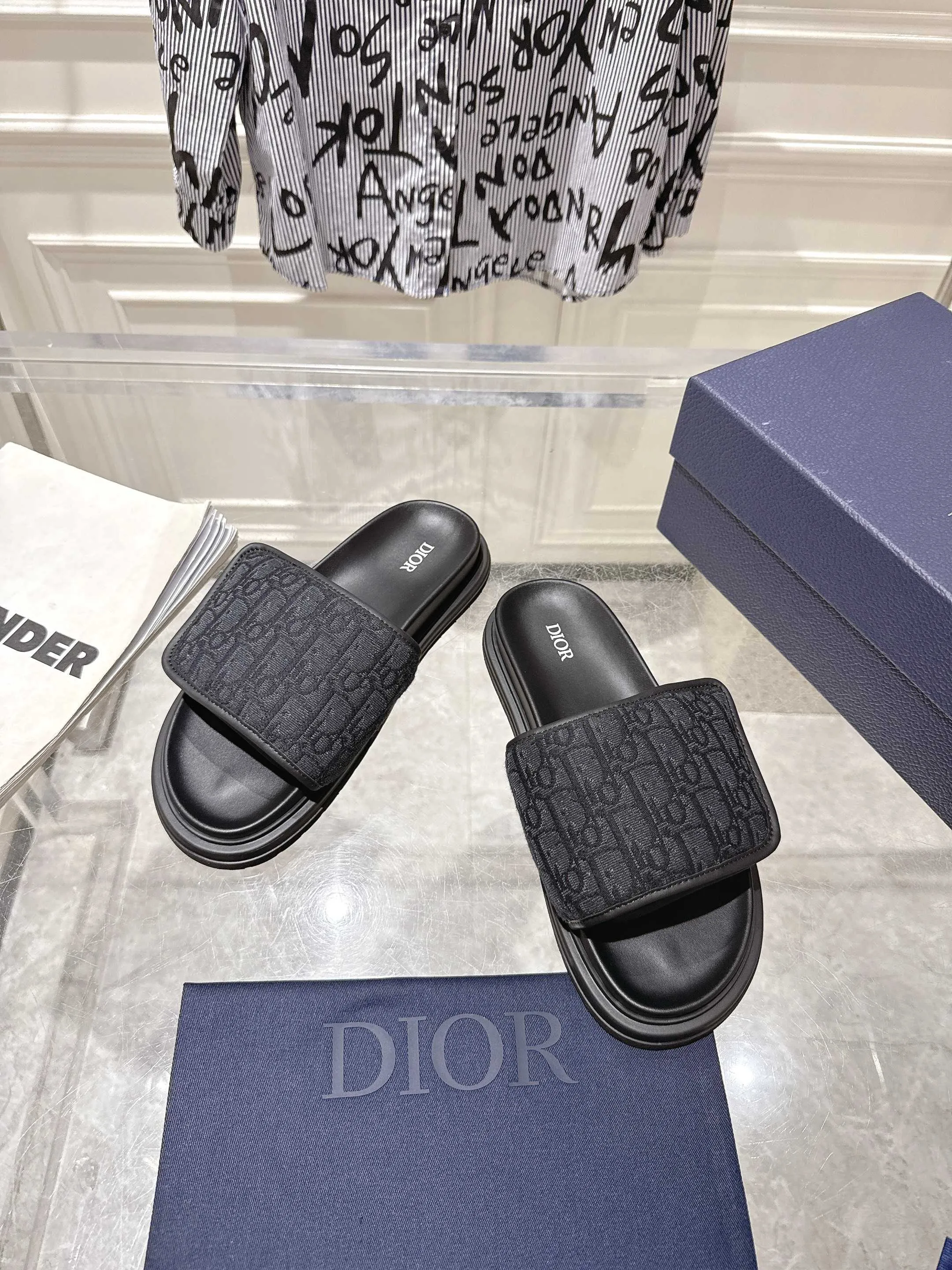 👟👟Ex-factory price 420👟👟 #Men's top version 𝐃𝐈𝐎𝐑# Dior's new men's summer slippers 🔥Purchase the original development Alias ​​sandals are new products in 2024. They are a leisurely and exquisite work. The upper is made of imported denim ➕ calfskin 🔥 Original molded rubber outsole provides the best comfort 🔥 ✔️Size: #38-46